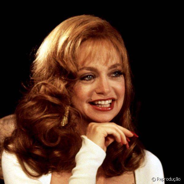 A Morte Lhe Cai Bem, 1992 - Goldie Hawn usa uma vers?o elegante do tom para viver Helen Sharp, arquirrival de Meryl Streep com quem vive uma guerra insana no longa. O acabamento ? brilhoso e pode ser alcan?ado com uma camada de gloss sobre qualquer tom de vermelho.